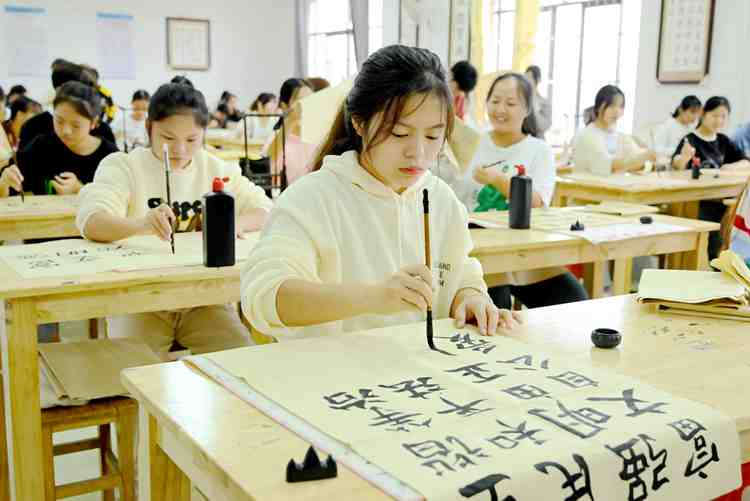 妙筆寫“清廉”，翰墨揚(yáng)正氣 | 我校開展廉潔文化進(jìn)書法課堂活動(dòng)